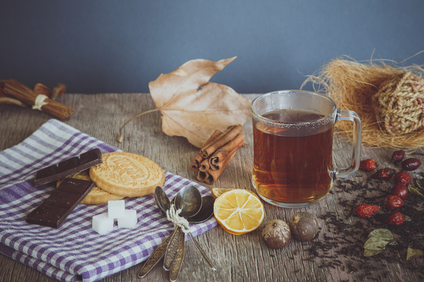 Τσάι με γλυκίσματα σε γκρι - Φωτογραφία, εικόνα