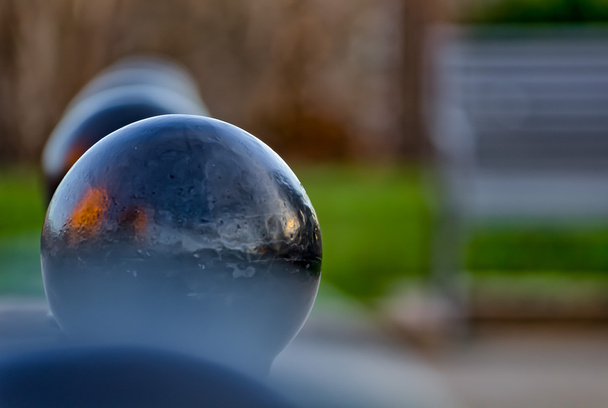 Bollards pyöreä topit puistossa
 - Valokuva, kuva