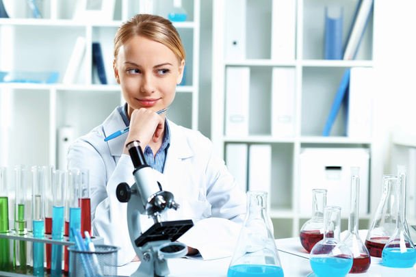 Young scientist working in laboratory - Foto, afbeelding