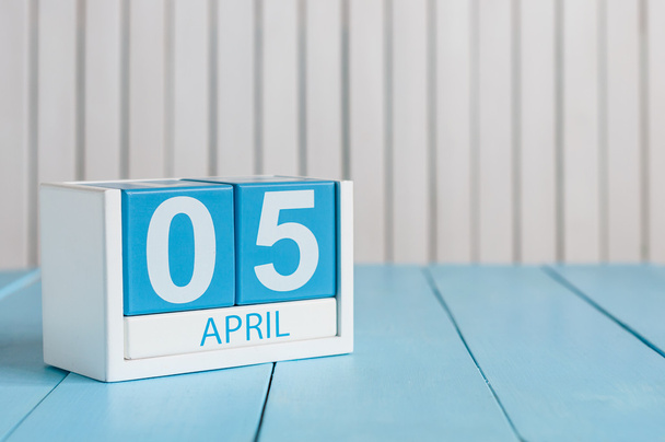 5 апреля. Изображение 5 апреля деревянный календарь цвета на белом фоне. Весенний день, пустое место для текста
 - Фото, изображение