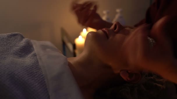 Facial treatment using massage - Záběry, video