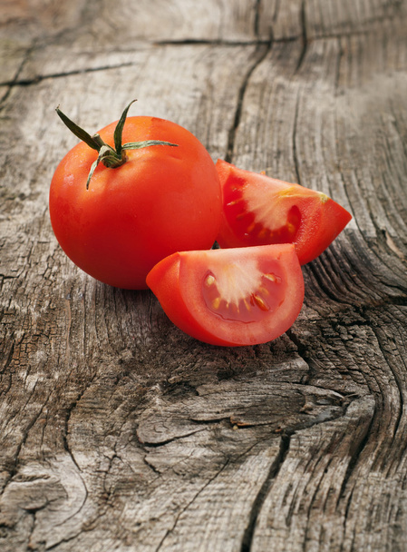 Whole red tomato with slice of tomato - Foto, imagen