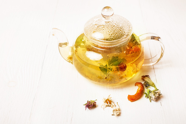 γυαλί τσαγιέρα με τσάι βοτάνων   - Φωτογραφία, εικόνα