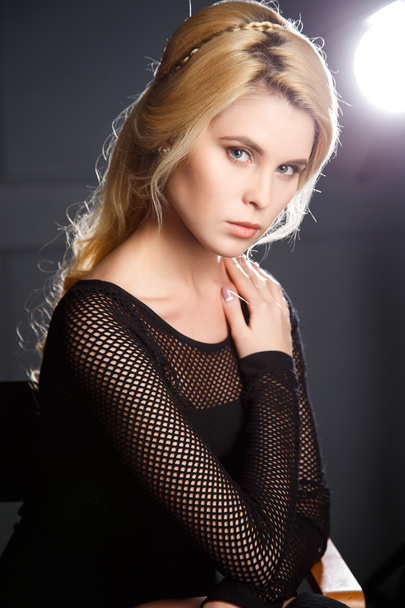 Portrait de belle jeune femme en robe noire et maquillage parfait et coiffure
 - Photo, image