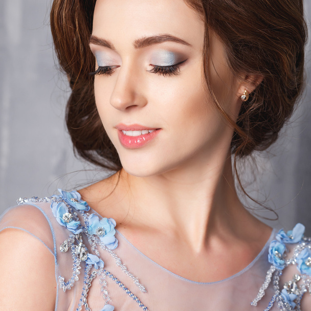 Close-up portrait of beautiful young woman in luxury dress, pastel color. Beauty fashion portrait - Foto, Imagem