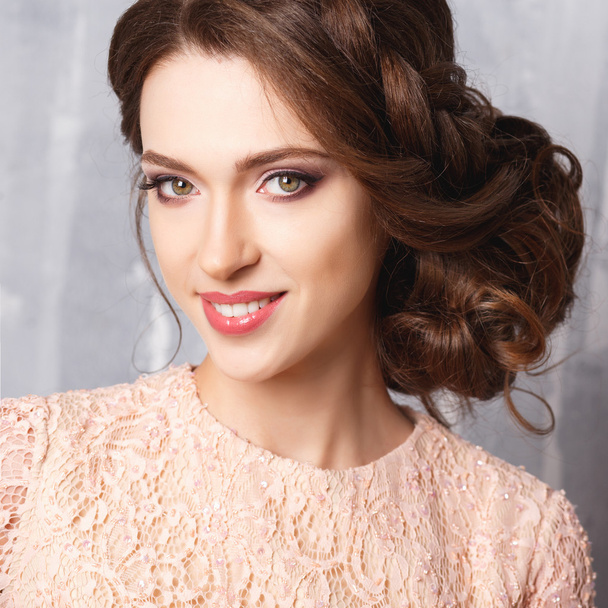 Close-up portrait of beautiful young woman in luxury dress, pastel color. Beauty fashion portrait - Foto, Imagem