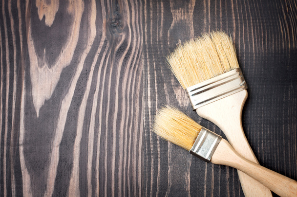 Pinceaux de peinture sur vieux fond en bois
 - Photo, image