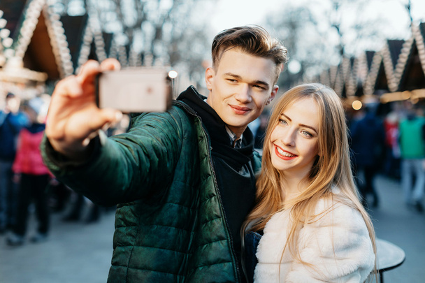 Happy couple taking selfie on the street - Foto, afbeelding