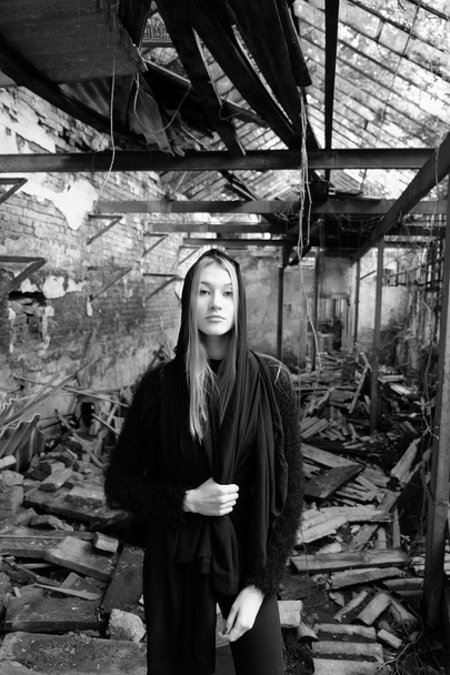 Girl posing on the destroyed old building - Zdjęcie, obraz