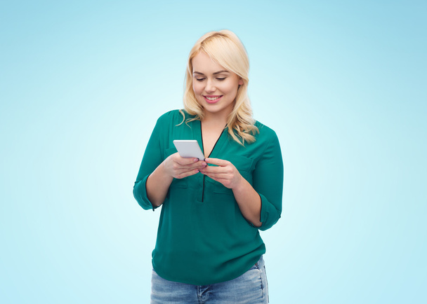 happy woman with smartphone texting message - Foto, afbeelding