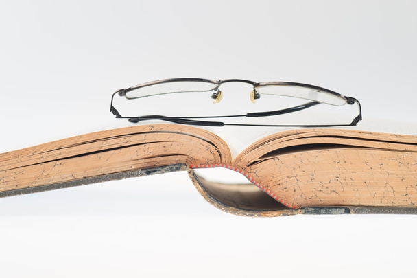 antikes Buch mit Brille, selektiver Fokus - Foto, Bild