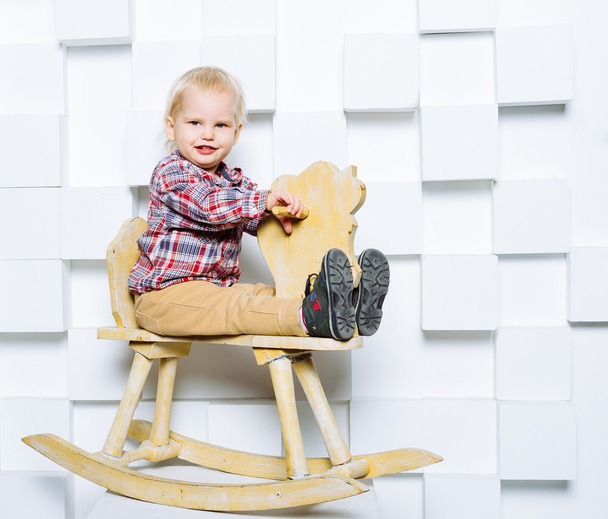 Child riding on the toy horse - Foto, imagen