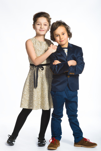Leuke jongen en meisje of tieners in volledige lengte casual stijl spijkerbroek poseren - Foto, afbeelding