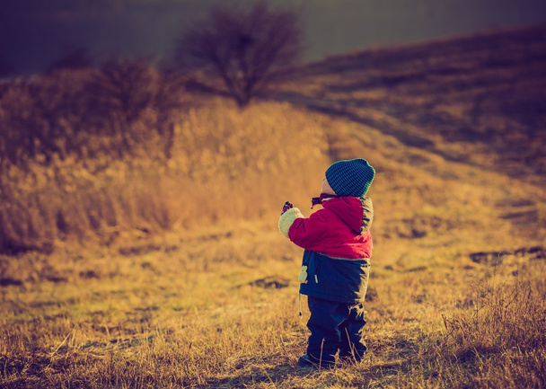 Ročník fotografické šťastný chlapec hraje venkovní - Fotografie, Obrázek