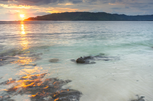 strand met zonsopgang achtergrond - Foto, afbeelding