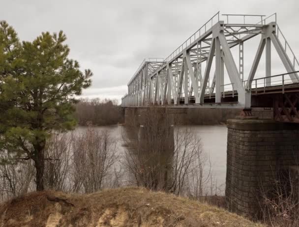 leeres Brückenpanorama, Inschrift, alte Eisenbahnbrücke durch einen Fluss, - Filmmaterial, Video