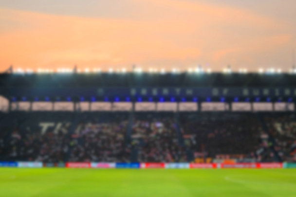 Blurry desenfocado estadio fútbol crepúsculo fondo
. - Foto, imagen