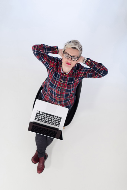 Draufsicht auf junge Geschäftsfrau, die am Laptop arbeitet - Foto, Bild