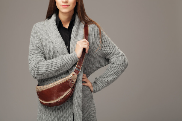 Elegant model in gray woven cardigan with a leather fanny pac - Foto, Bild