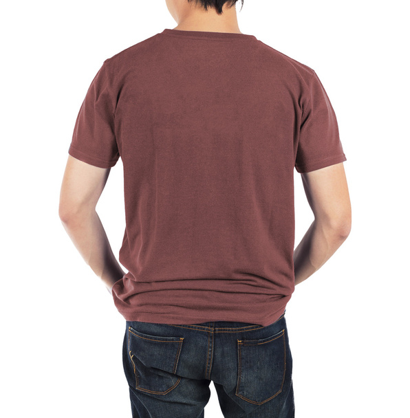 Primer plano del hombre en la espalda camisa marrón roja sobre fondo blanco
. - Foto, imagen