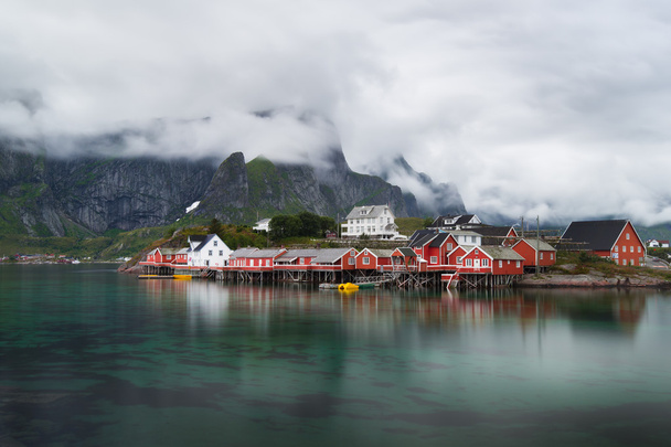 Norwegisches Dorf nahe den Bergen nach Regen - Foto, Bild