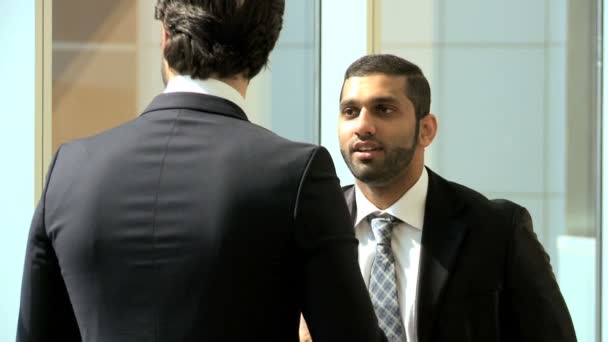 reunión de hombres de negocios en Dubai moderno edificio de oficinas
 - Metraje, vídeo