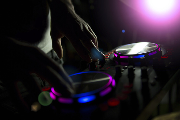 Mélangeur console DJ contrôlant avec deux mains
  - Photo, image
