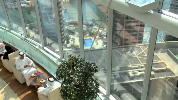 Arabische Geschäftsleute in Dubais modernem Büro - Filmmaterial, Video