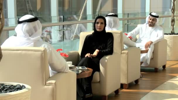 Arabe gens d'affaires à Dubaï bureau moderne
 - Séquence, vidéo