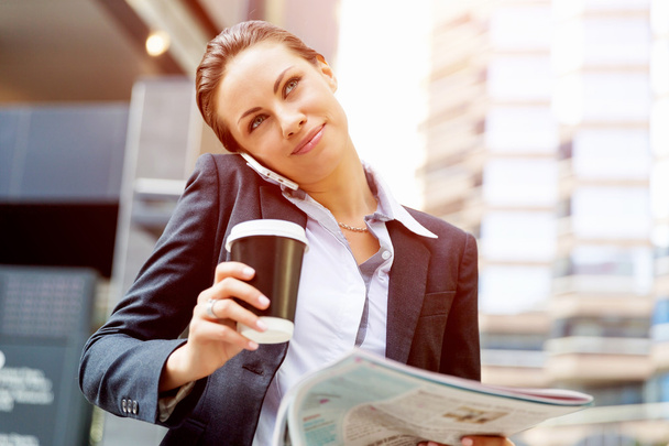 Retrato de mujer de negocios sonriendo al aire libre - Foto, Imagen