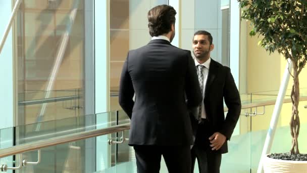 reunión de hombres de negocios en Dubai moderno edificio de oficinas
 - Imágenes, Vídeo