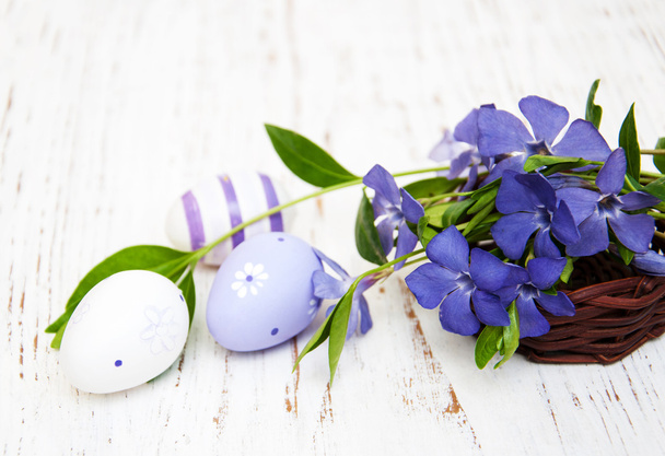 basket with  periwinkle and easter eggs - Φωτογραφία, εικόνα