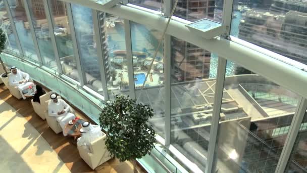 Gente árabe de negocios en Dubai oficina moderna
 - Metraje, vídeo