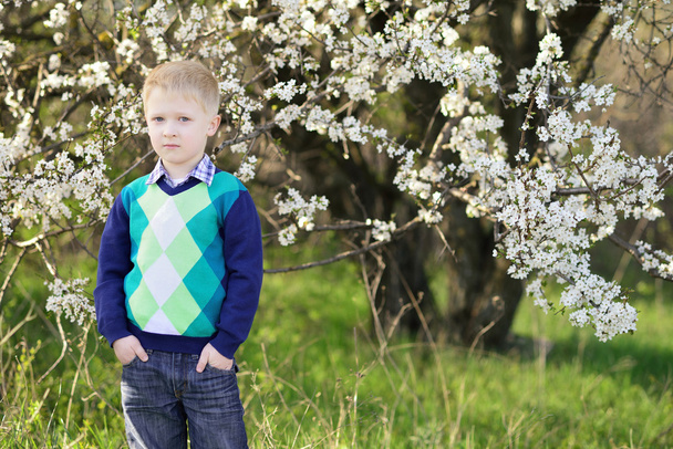 5-6-vuotias poika, kädet farkkujen taskuissa
 - Valokuva, kuva