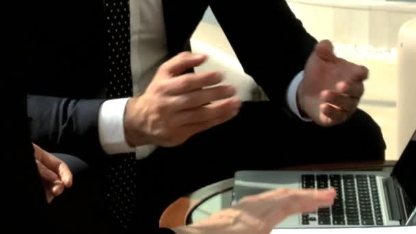 Geschäftsleute treffen sich im Bürogebäude - Filmmaterial, Video
