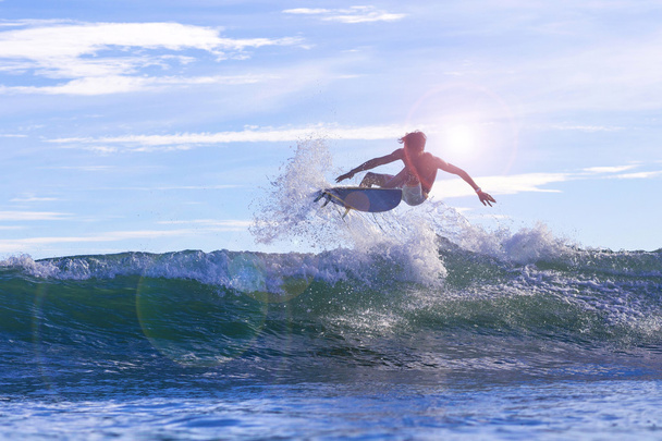 Surfer sur une vague, Bali, Indonésie
. - Photo, image