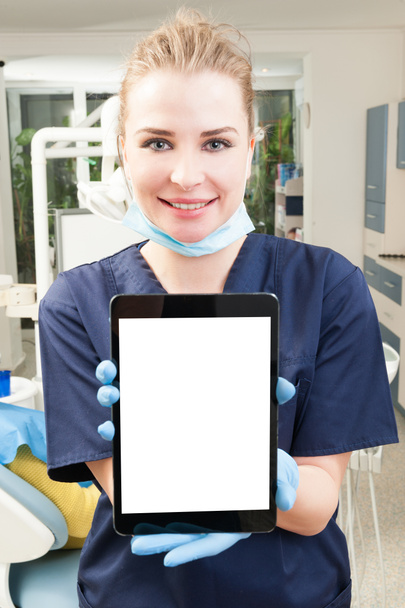 Portrait de beau médecin avec tablette pc dans le cabinet dentaire
 - Photo, image