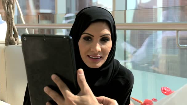 Arap işadamı ve iş kadını toplantı yapıyor  - Video, Çekim