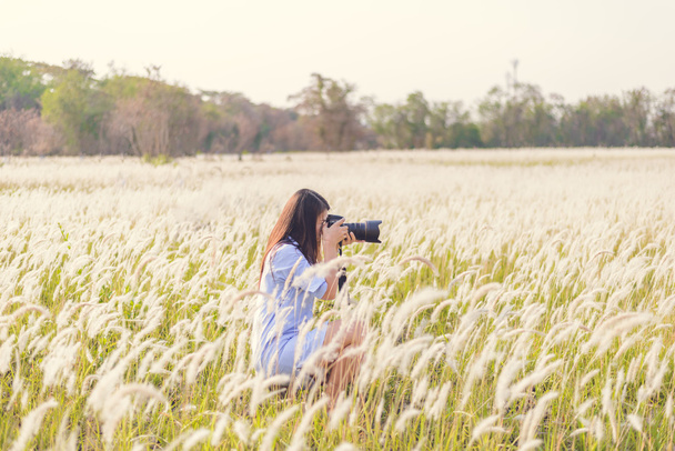 Genç kadın fotoğrafçı açık havada portresi - Fotoğraf, Görsel