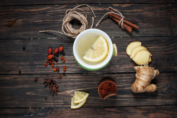 šálek zeleného čaje s citronem, zázvorem a skořicí - Fotografie, Obrázek