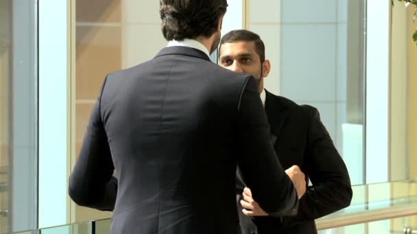 reunión de hombres de negocios en Dubai moderno edificio de oficinas
 - Metraje, vídeo