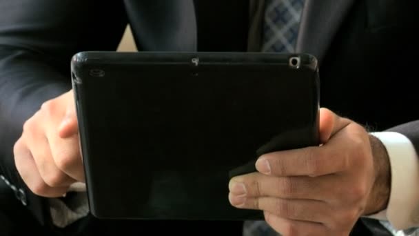 arabic businessman using digital tablet - Filmati, video