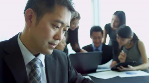 Azjatycki biznesmen za pomocą bezprzewodowej tabletki - Materiał filmowy, wideo