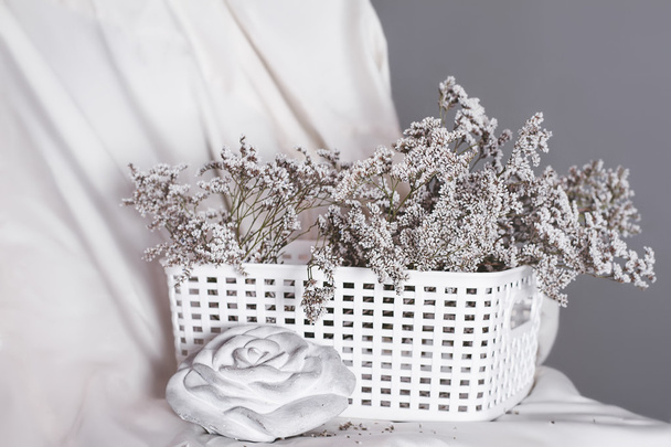 cesta com flores ao lado de uma rosa
 - Foto, Imagem