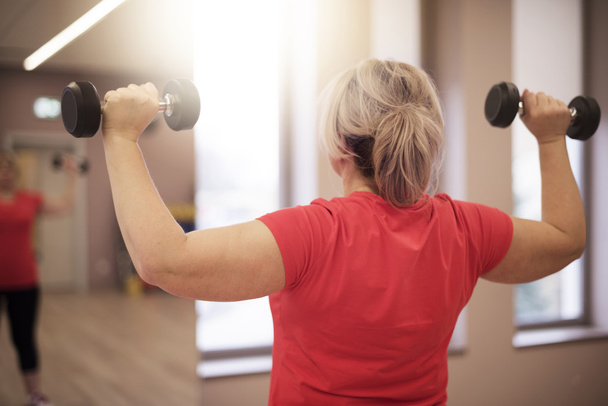 Starsza kobieta, poćwiczyć na siłowni - Zdjęcie, obraz