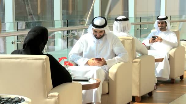 Uomini d'affari arabi a Dubai ufficio moderno
 - Filmati, video
