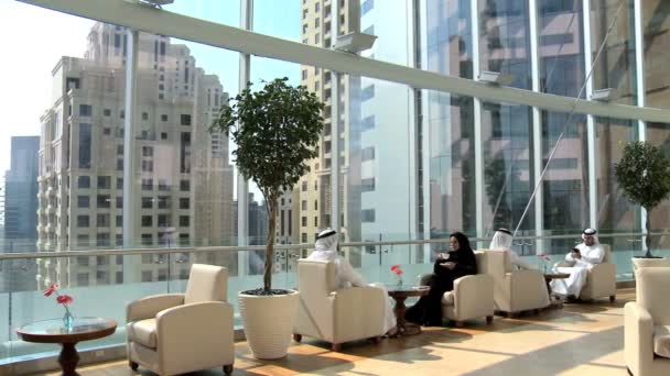 Arabische zakenmensen in Dubai moderne kantoor - Video