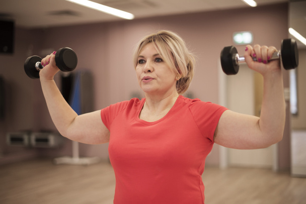 Reife Frau trainiert im Fitnessstudio - Foto, Bild