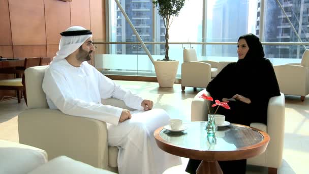Arabialainen liikemies ja liikenainen keskustelemassa virassa
 - Materiaali, video