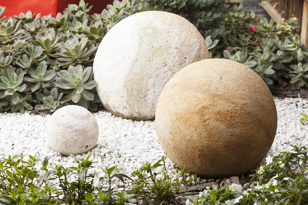 kulaté kameny různých velikostí a barev, dekorace do zahrady - Fotografie, Obrázek